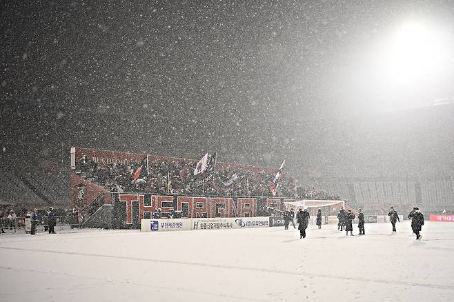 눈보라 속에서도 응원하는 부천FC 서포터스 지난 4일 부천종합운동장에서 눈보라로 경기가 연기된 후에도 응원하는 부천FC 서포터스. [부천시 제공. 재판매 및 DB 금지]