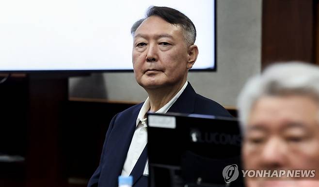 법정 출석한 윤석열 (서울=연합뉴스) 윤석열 전 대통령이 26일 서울 서초구 서울중앙지법에서 열린 특수공무집행방해, 직권남용 권리행사방해 등 혐의 사건 1차 공판에 출석해 있다. 2025.9.26 [사진공동취재단] photo@yna.co.kr