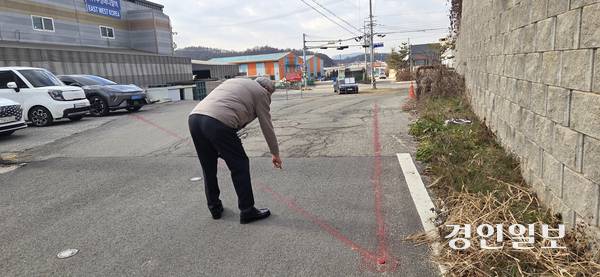 파주 파주읍 부곡리 한 토지주는 누군가 무단으로 소유지에 불법 포장도로를 조성했다는 민원을 시에 제기했다. 2025.12.15 파주/이종태기자 dolsaem@kyeongin.com