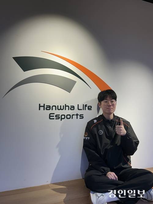 ‘제우스’ 최우제가 지난 15일 한화생명e스포츠의 트레이닝 센터인 ‘캠프원(Camp One)’에서 경인일보와 인터뷰를 마친 뒤 포즈를 취하고 있다. 2025.12.15 /백효은기자 100@kyeongin.com