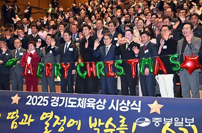 16일 오후 수원시 영통구 경기도청 다산홀에서 열린 2025 경기도체육상 시상식에서 이원성 경기도체육회 회장, 김동연 경기도지사, 김진경 경기도의회 의장 등 내빈들이 시상을 마치고 기념촬영을 하고 있다. 김경민기자