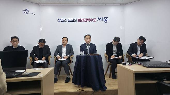 최형욱 차장과 행복청 공직자들이 지난 15일 업무계획과 관련한 백브리핑을 진행 중이다. 사진=이희택 기자.