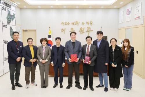 ◇원주시와 대만 IT 기업 리드텍(Leadtek Research)이 지난달 시청에서 원강수 시장과 주세위 리드텍 컴퓨터사업부 최고책임자 등이 참석한 가운데 간담회를 갖고 리드텍 한국법인 설립에 대해 의견을 교환했다.