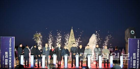 ▲ 울주문화재단은 지난 14일 간절곶 공원 일원에서 겨울 야간경관전시 '적설'의 개막을 알리는 점등식을 개최했다.