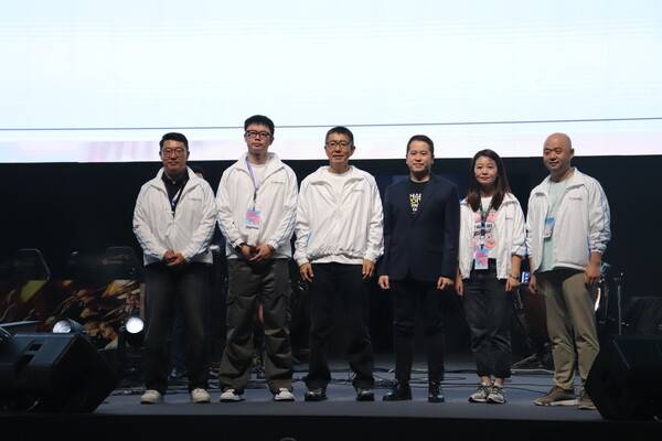 지난 12월 13일 태국 방콕에서 열린 라그나로크 IP 글로벌 오프라인 축제 'RAGNAROK FESTA 2025 Presented By OneOne' 관계자들이 사진 촬영에 임하고 있는 모습(사진=그라비티)