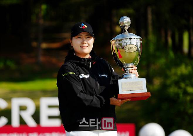 2025시즌 KLPGA 투어 상금왕을 차지한 홍정민이 지난 4월 KLPGA 챔피언십을 제패한 뒤 트로피를 들어 올리고 있다. (사진=이데일리DB)
