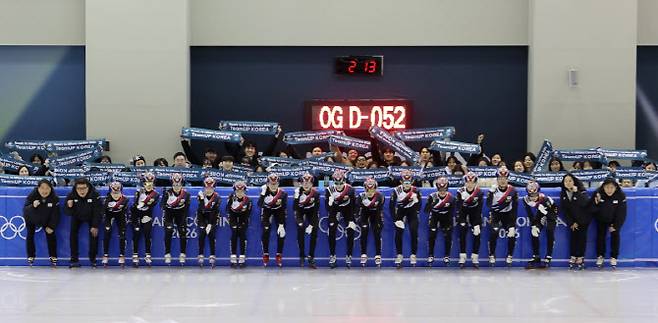 2026 밀라노-코르티나담페초 동계올림픽 'D-50 팬 초청 오픈 트레이닝' 행사에서 쇼트트랙 대표팀 선수들이 팬들과 함께 기념촬영을 하고 있다. 사진=대한체육회