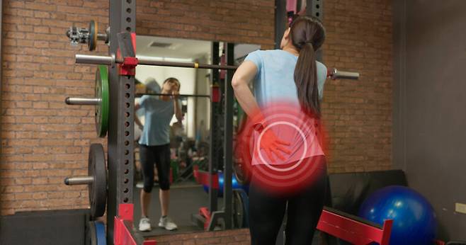 허리 근육을 포함한 코어 근육을 강화하고, 유연성을 높이며, 적정 체중을 유지하는 것은 건강한 허리를 만드는 데 도움이 된다. 사진=게티이미지뱅크