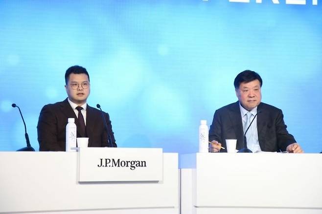 서정진(오른쪽) 셀트리온 회장과 서진석 셀트리온 경영사업부 대표이사가 20204년 JP모건 헬스케어 콘퍼런스에 참가했던 모습. (셀트리온 제공)