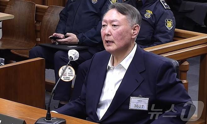 윤석열 전 대통령이 19일 오후 서울 서초구 서울중앙지방법원에서 열린 한덕수 전 국무총리의 내란 중요임무 종사 등 혐의 공판에 증인으로 출석하고 있다. (서울중앙지법 제공. 재판매 및 DB 금지) 2025.11.19/뉴스1