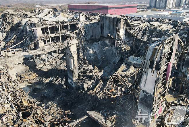 이랜드패션 물류센터 화재 현장감식이 실시된 21일 충남 천안시 동남구 풍세면 이랜드유통 천안 물류센터가 화재로 일부 건물이 붕괴돼 있다. 2025.11.21/뉴스1 ⓒ News1 김기태 기자