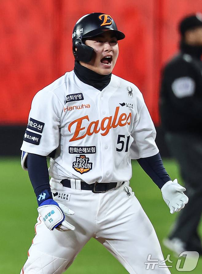 30일 대전 한화생명볼파크에서 열린 프로야구 2025 신한 SOL뱅크 KBO 포스트시즌 한국시리즈 4차전 LG 트윈스와 한화 이글스의 경기, 한화 선수들이 7회말 2사 2,3루 상황에서 한화 문현빈이 2타점 적시타를 치자 기뻐하고 있다. 2025.10.30/뉴스1 ⓒ News1 김도우 기자