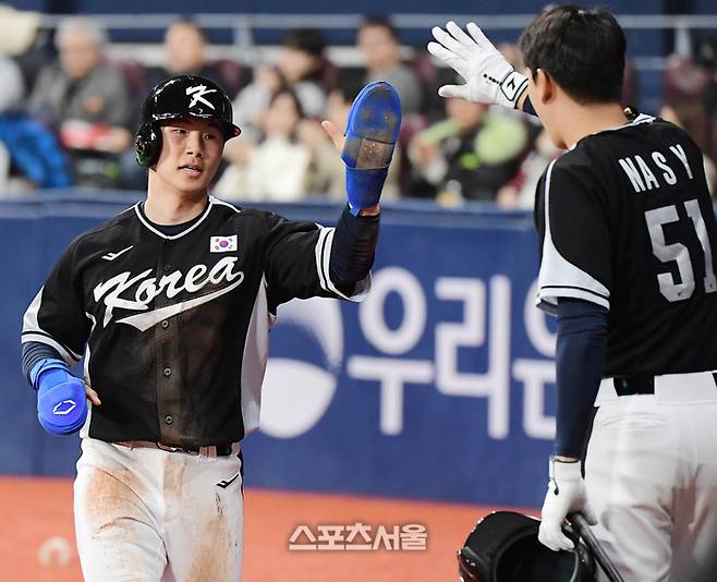 18일 서울 고척스카이돔에서 열린 ‘MLB 월드투어 서울 시리즈 2024’ 팀 코리아와 LA 다저스의 경기. 3회초 1사 3루 강백호의 희생플라이 때 김혜성이 득점하고 있다. 사진 | 스포츠서울DB