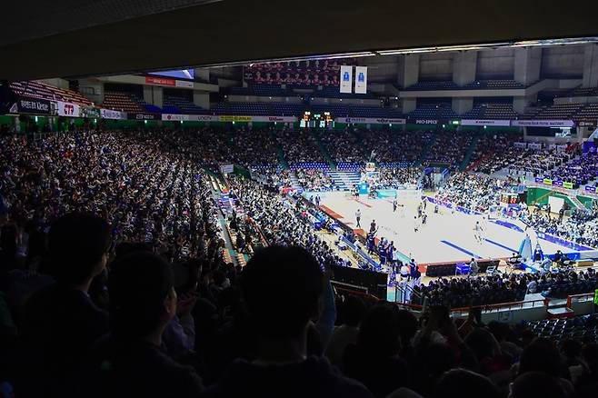 부산 KCC와 울산 현대모비스가 열린 부산사직체육관이 관중으로 꽉 찬 모습. 사진 | KBL