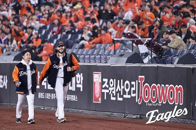 2025시즌 내내 함께 붙어다닌 김지환 통역(왼쪽)과 코디 폰세. 사진 | 한화 이글스