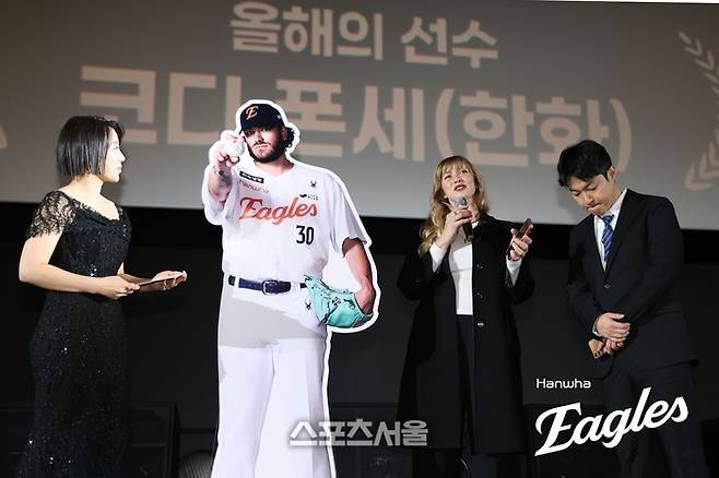 한화 코디 폰세의 아내 엠마 폰세가 4일 서울 영등포구 타임스퀘어 CGV 영등포 스크린X관에서 열린 ‘제39회 스포츠서울 올해의 상’에서 올해의 선수상을 대리 수상한 뒤 소감을 밝히고 있다. 옆에 김지환 통역도 함께 자리했다. 사진 | 한화 이글스
