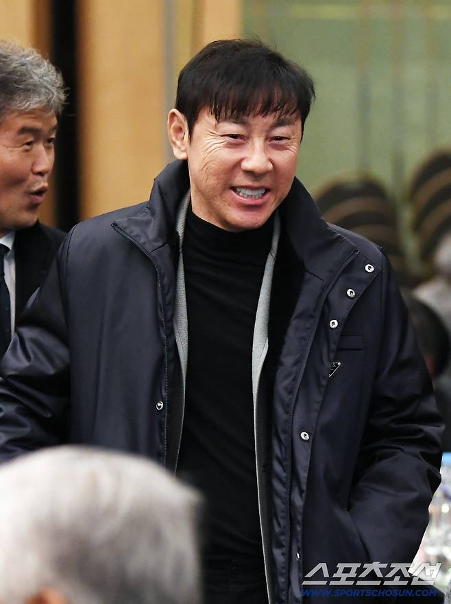 하나은행 K리그 2025대상 시상식이 1일 오후 서울 서대문구 스위스 그랜드호텔에서 열렸다. 신태용 전 울산 감독이 밝은 표정으로 행사장에 입장하고 있다. 정재근 기자 cjg@sportschosun.com/2025.12.1/