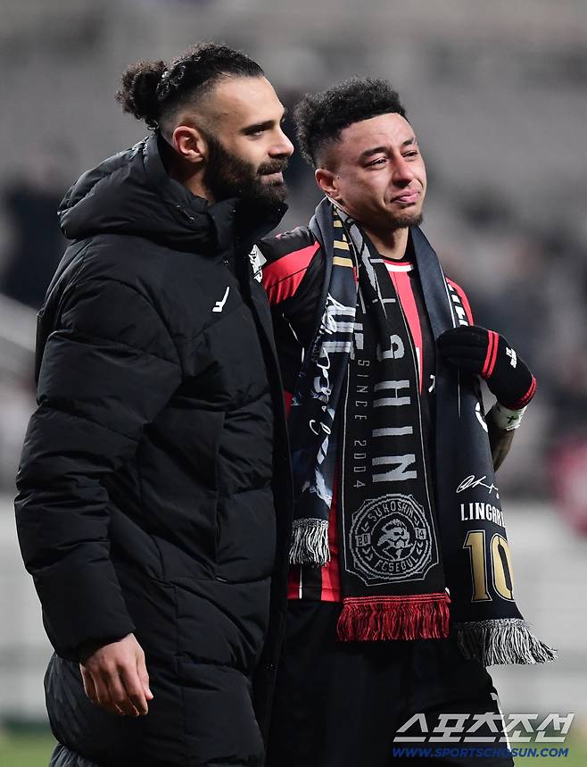 10일 오후 서울월드컵경기장에서 아시아챔피언스리그 엘리트(ACLE) 리그 6차전 FC서울과 멜버른시티FC의 경기가 열렸다. 경기 종료 후 FC서울 제시 린가드 환송행사가 열렸다. 팬들에게 인사 도중 아쉬움에 눈물 흘리는 린가드. 상암=송정헌 기자songs@sportschosun.com/2025.12.10/