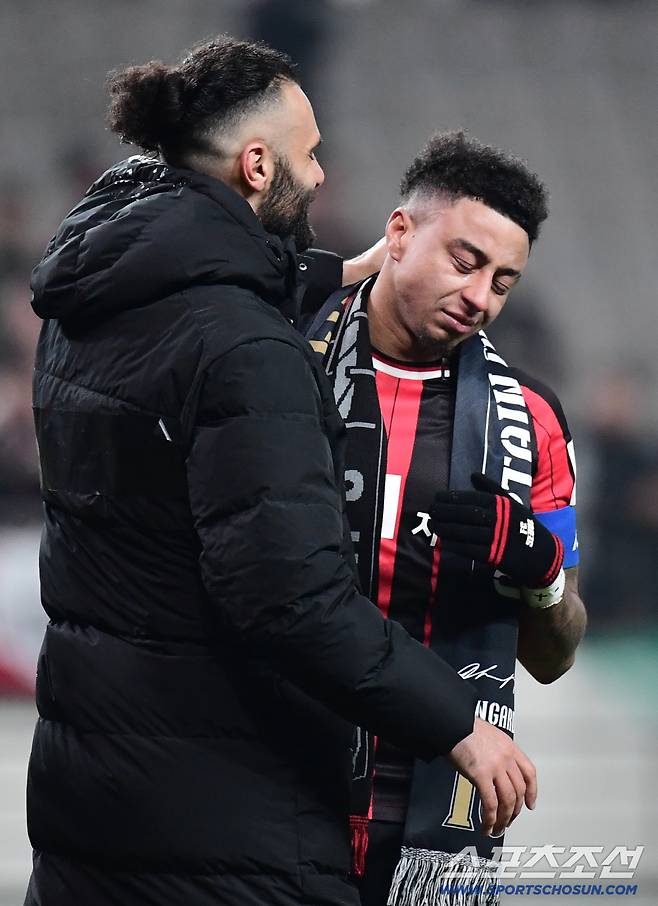 눈물 흘리는 린가드.