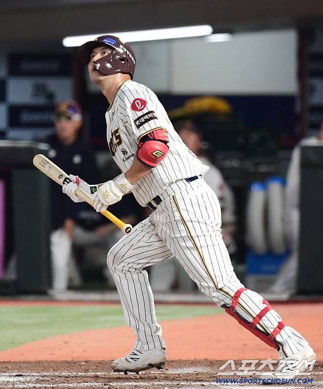 26일 부산 사직야구장에서 열린 KBO리그 롯데와 삼성의 경기. 7회말 2사 만루. 역전 만루 홈런을 날린 롯데 김민성. 부산=송정헌 기자songs@sportschosun.com/2025.09.26/