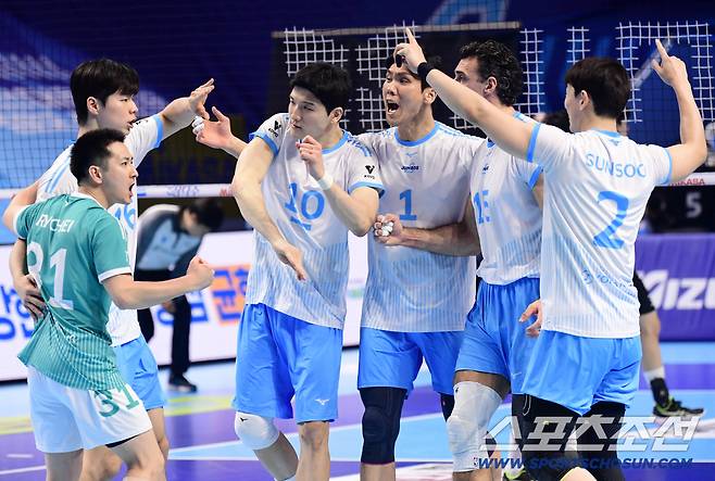 16일 인천 계양체육관에서 열린 V리그 남자부 대한항공과 현대캐피탈의 경기. 연장 접전 끝에 29-27로 1세트를 따낸 대한항공 선수들. 인천=송정헌 기자songs@sportschosun.com/2025.12.16/