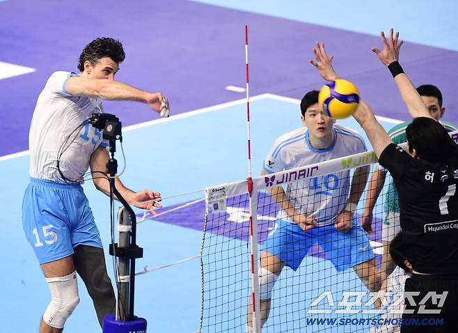 16일 인천 계양체육관에서 열린 V리그 남자부 대한항공과 현대캐피탈의 경기. 대한항공 러셀이 현대캐피탈 블로킹을 앞에 두고 스파이크를 날리고 있다. 인천=송정헌 기자songs@sportschosun.com/2025.12.16/