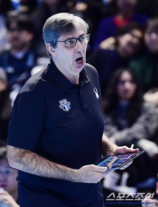 16일 인천 계양체육관에서 열린 V리그 남자부 대한항공과 현대캐피탈의 경기. 작전 전달하는 현대캐피탈 필립 블랑 감독. 인천=송정헌 기자songs@sportschosun.com/2025.12.16/