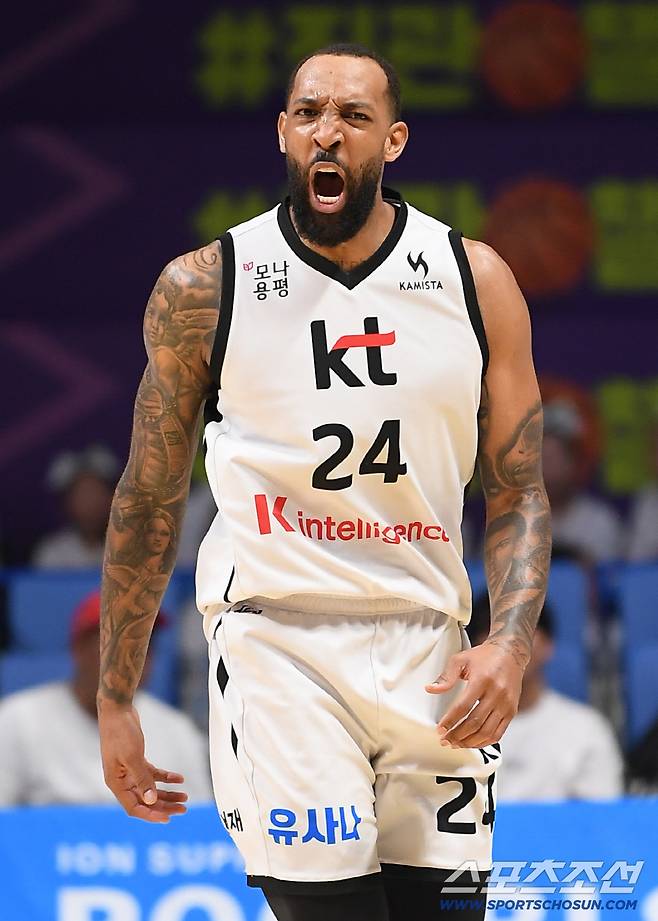 16일 고양체육관에서 열린 프로농구 고양 소노-수원 KT전. KT 윌리엄스가 3점슛을 성공시킨 후 환호하고 있다. 고양=정재근 기자 cjg@sportschosun.com/2025.12.16/