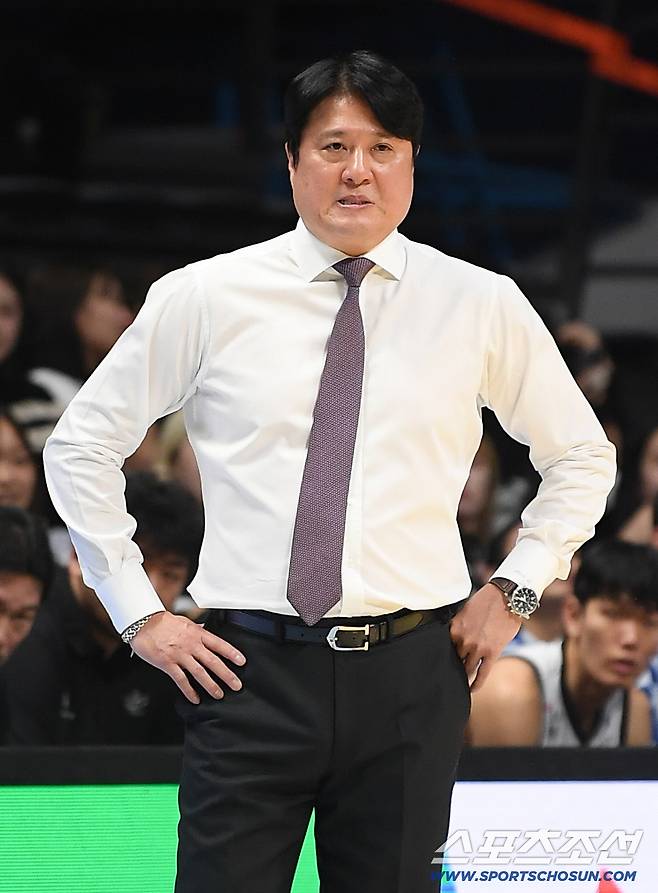 16일 고양체육관에서 열린 프로농구 고양 소노-수원 KT전. KT 문경은 감독이 경기를 지켜보고 있다. 고양=정재근 기자 cjg@sportschosun.com/2025.12.16/