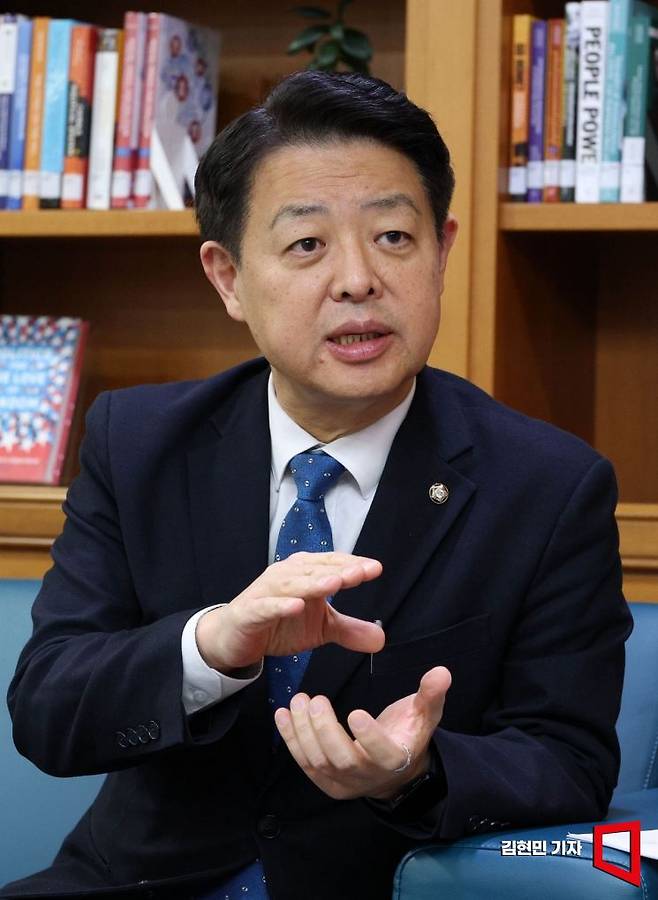 김영호 국회 교육위원회 위원장이 국회에서 아시아경제와 인터뷰를 하고 있다. 2025.12.10 김현민 기자