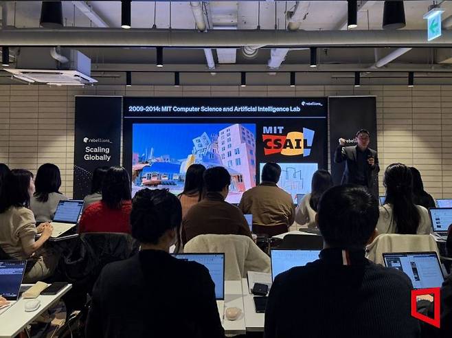 박성현 리벨리온 대표가 16일 경기 성남시 리벨리온 오피스에서 설립 5주년 미디어데이를 열고 글로벌 확장 전략을 발표하고 있다. 장희준 기자