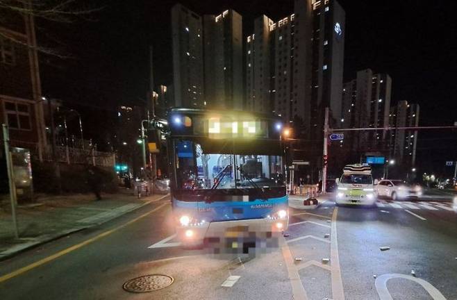 경남 창원시 성산구의 한 사거리에서 자전거와 충돌한 시내버스가 사고 현장에 서 있다. 독자 제공