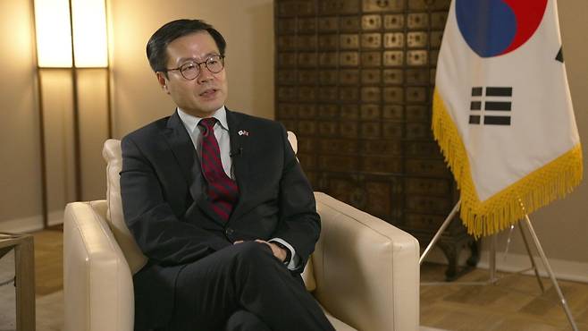 BBC와 인터뷰 중인 여한구 한국 통상교섭본부장