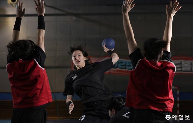 올해 처음 출범한 핸드볼 여자부 디비전 리그 중 최상위 레벨인 H1 리그엔 실업팀 8개와 대학팀 2개가 참가해 총 24경기를 치렀다. 사진은 올해 신인 드래프트 때 SK의 1라운드 지명을 받은 김단비가 5일 서울 송파구 티켓링크 라이브 아레나에서 슛 연습을 하는 모습. 7월 한국체육대 소속이던 김단비는 H1 리그에 참가해 SK와 상대팀으로 만난 적이 있다. 변영욱 기자 cut@donga.com