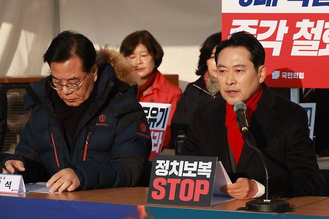 장동혁 국민의힘 대표가 15일 서울 여의도 국회 본관에 마련된 천막에서 열린 최고위원회의에서 발언하고 있다. 2025.12.15. 뉴시스