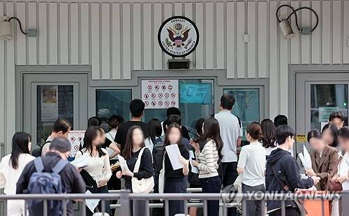 서울 종로구 세종로 주한미국대사관에 비자를 받으려는 사람들이 줄 서 있다. 연합뉴스