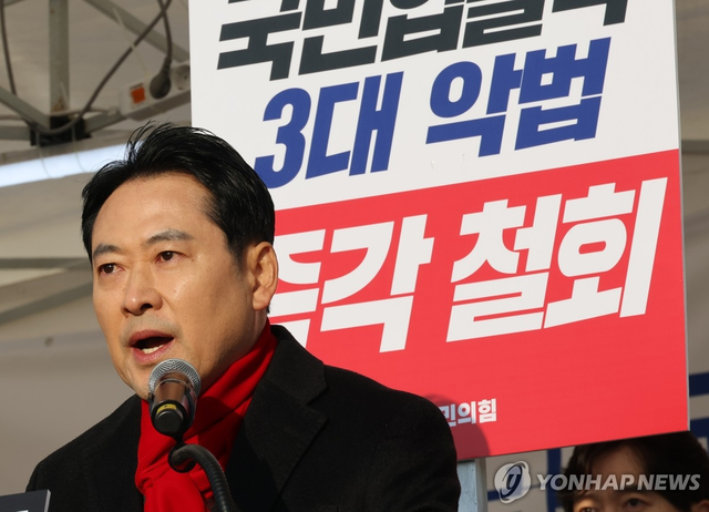 국민의힘 장동혁 대표가 15일 국회 본청 앞 더불어민주당의 쟁점 법안 추진을 저지하기 위한 천막 농성장에서 열린 최고위원회의에서 발언하고 있다. [연합뉴스]