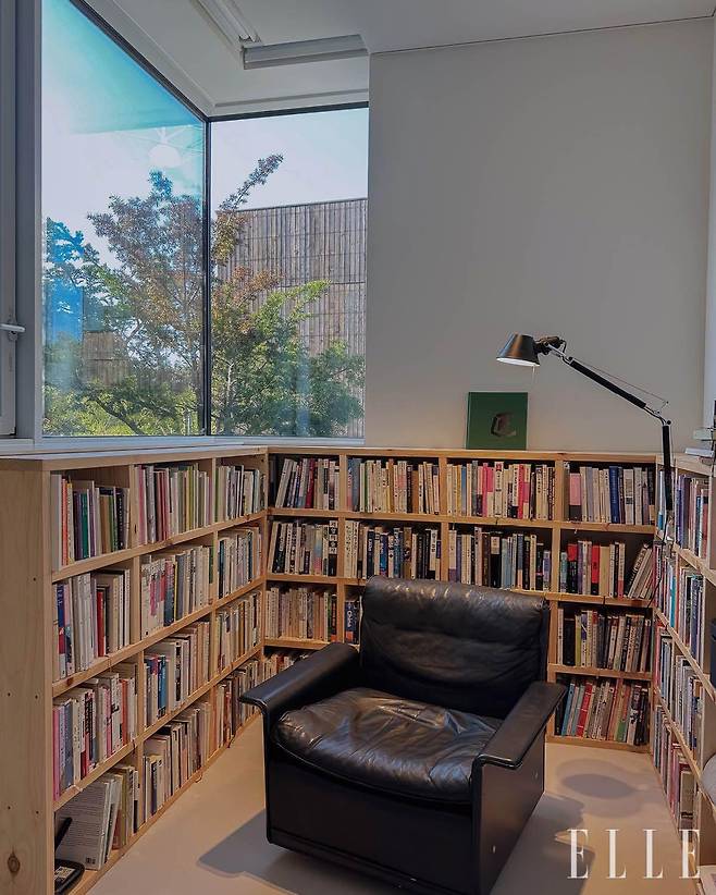 ‘ㄷ’자형의 서재를 갖춘 객실 비라즈카(Wiraszka). 디터 람스 비초에 620 빈티지 체어와 톨로메오 조명을 뒀다.