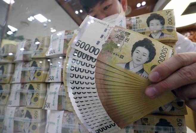 서울 중구 하나은행 위변조대응센터에서 직원이 원화를 검수하고 있다. 뉴시스