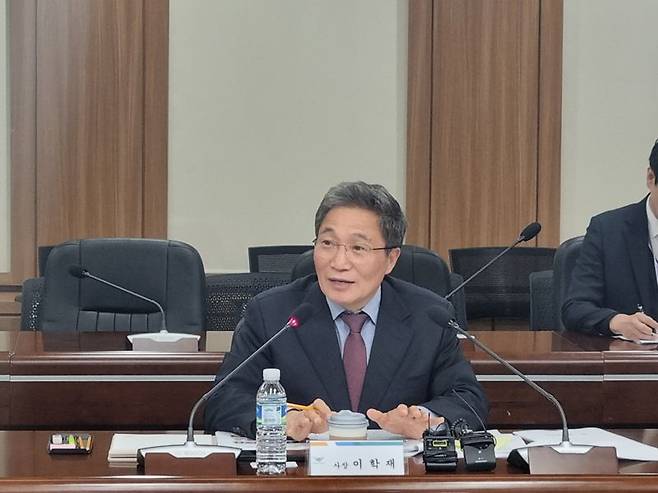 이학재 인천국제공항공사 사장이 16일 공사 청사에서 열린 기자간담회에서 외화 밀반출 대통령 업무보고 관련 답변을 하고 있다. 인천국제공항공사 제공