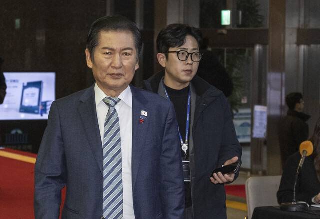 정청래 더불어민주당 대표가 내란 전담재판부 추진 논의를 위해 16일 국회에서 열린 당 의원 총회에 입장하고 있다. 연합뉴스