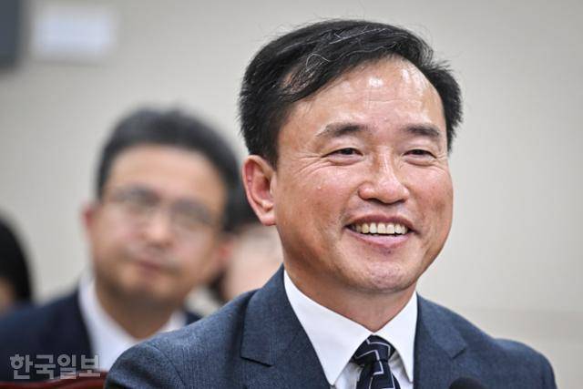 김 후보자가 16일 국회에서 열린 인사청문회에서 웃음을 짓고 있다. 정다빈 기자