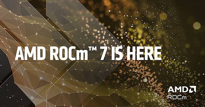 AMD ROCm 7은 드라이버, 개발 도구, APU를 포함한 오픈 소프트웨어 스택이다. 쉽게 말해 AMD 그래픽 카드로 AI 모델을 개발하고 활용할 때 필요한 도구모음이다 / 출처=AMD