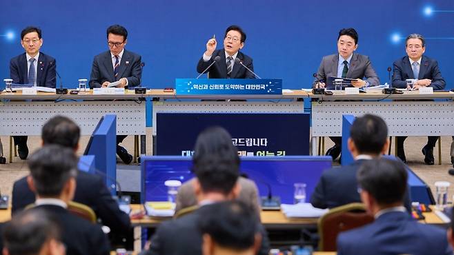 생중계로 진행된 업무보고