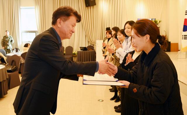 ▲ 제10회 군장병 독후감·군인가족 생활수기 공모전 시상식이 15일 춘천 세종호텔에서 열렸다. 경민현 강원도민일보 사장이 생활수기 부문 수상자들에게상장을 전달하고 있다.  서영 기자