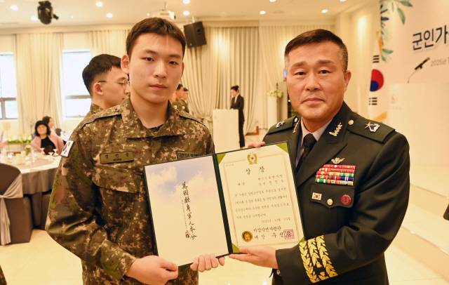 ▲ 제10회 군장병 독후감·군인가족 생활수기 공모전 시상식이 15일 춘천 세종호텔에서 열렸다. 김양태 2군단 참모장이 독후감 대상 수상자인 정진웅 일병에게 상장을 전달하고 있다.  서영 기자