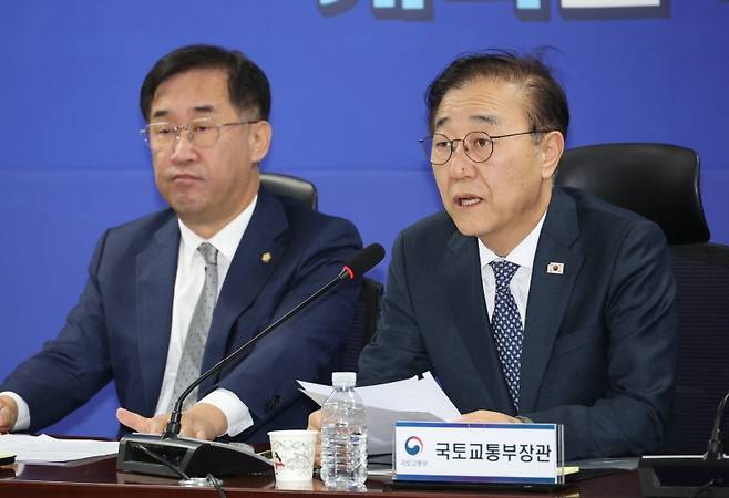 ▲ 20일 서울 여의도 국회 의원회관에서 열린 더불어민주당 국토위-국토교통부 당정협의에서 김윤덕 국토교통부 장관이 발언하고 있다. [연합뉴스]