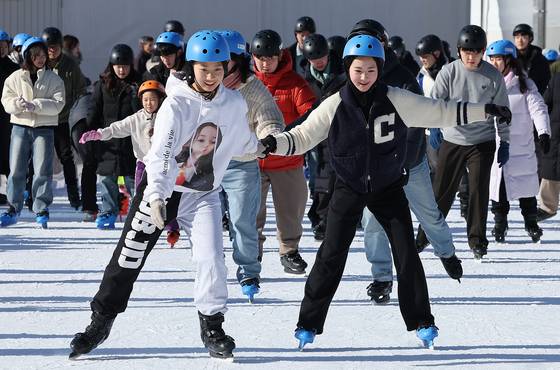 Skaters race across the ice on Seoul Plaza ice skating rink in Jung District, central Seoul, on Feb. 9, 2025. [NEWS1]