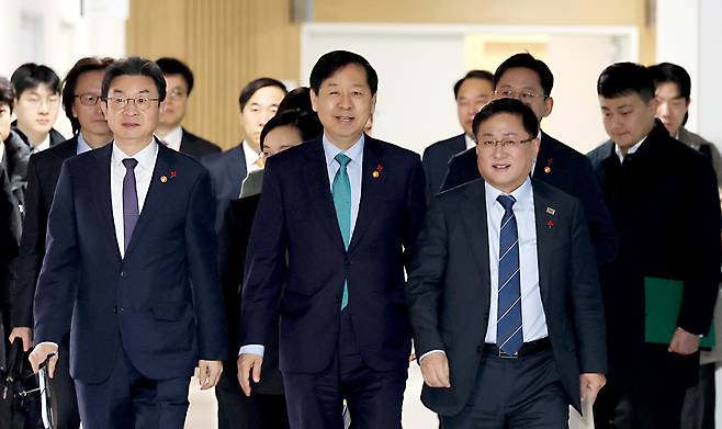 Deputy Prime Minister and Finance Minister Koo Yun-cheol, center, is seen before a meeting of the industrial competitiveness committee and growth strategy task force at the government complex in Sejong on Dec. 16. [NEWS1]