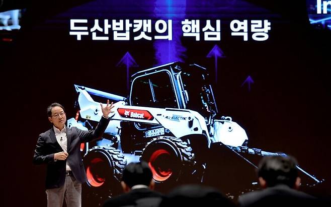 스캇 박(박성철) 두산밥캣 부회장(CEO)이 지난 2월 서울 여의도 한국거래소에서 열린 ‘인베스터 데이’ 행사에서 성장 전략을 발표하고 있다. 두산밥캣 제공